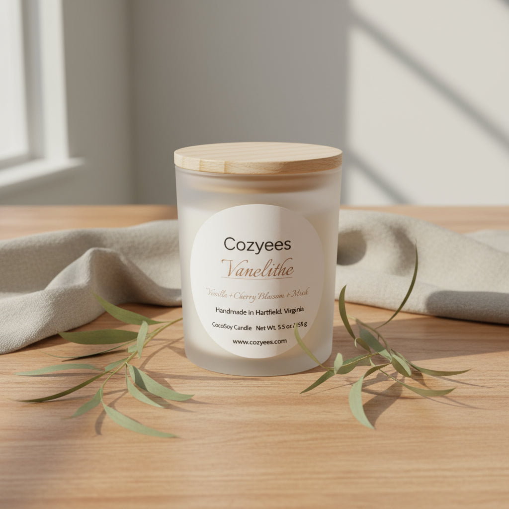 Cozyees candle with wooden lid on a gray background
